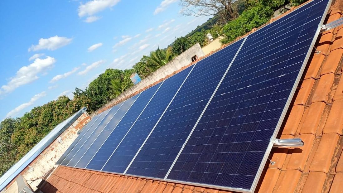 Painéis solares instalados em telhado, São José do Rio Preto